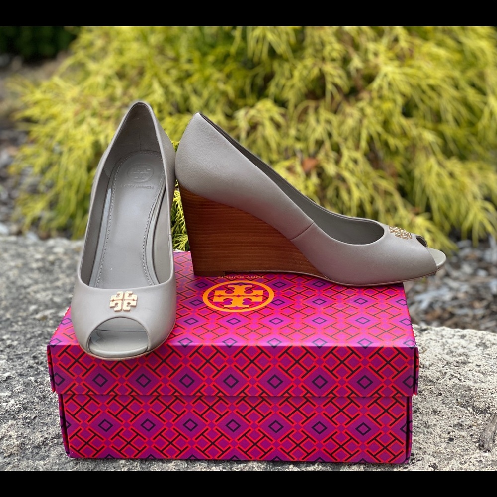 Tory Birch Jolie Peep Wedge in French Gray 46313